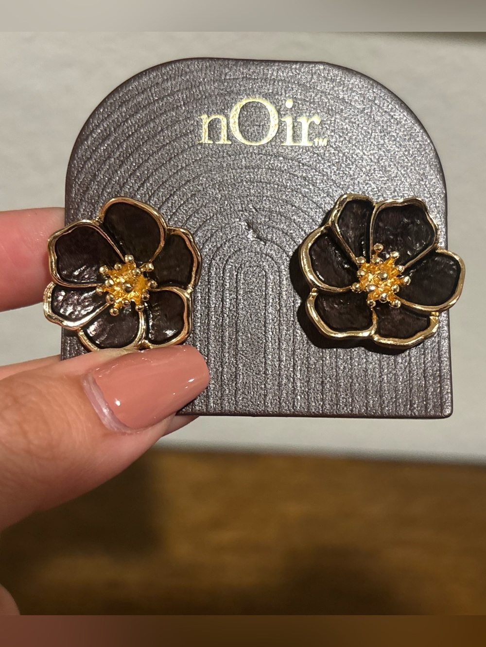 nOir Jewelry Dark Brown and Gold Tone Floral Stud Earrings - Picture 4 of 4